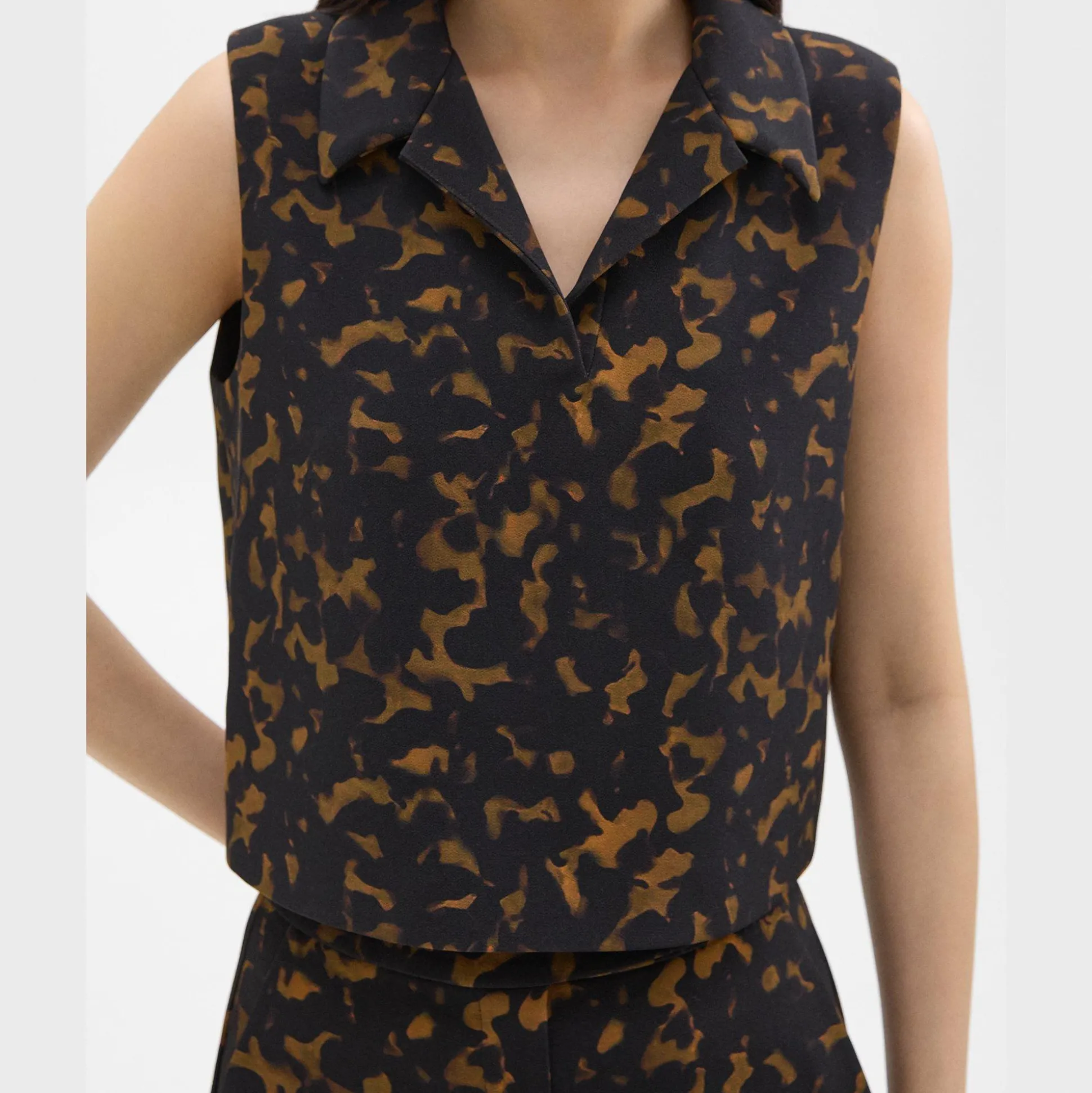 Theory Cropped Sleeveless Polo In Tortoiseshell Printed Crepe-Women Tops